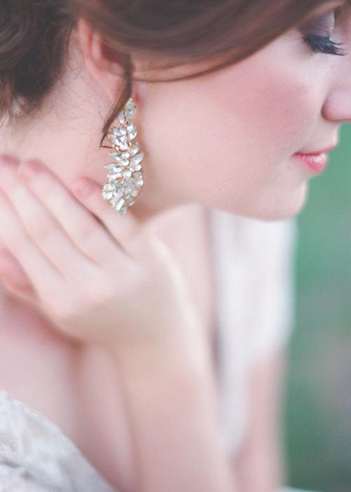 wedding-photographer-bride-preparation Detail wedding photography in Montreal — rings, flowers, invitation, and bridal accessories styled
