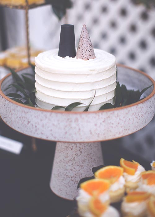 wedding-photographer-cake Montreal wedding photographer shooting cutting of the cake — couple laughing, candid and joyful